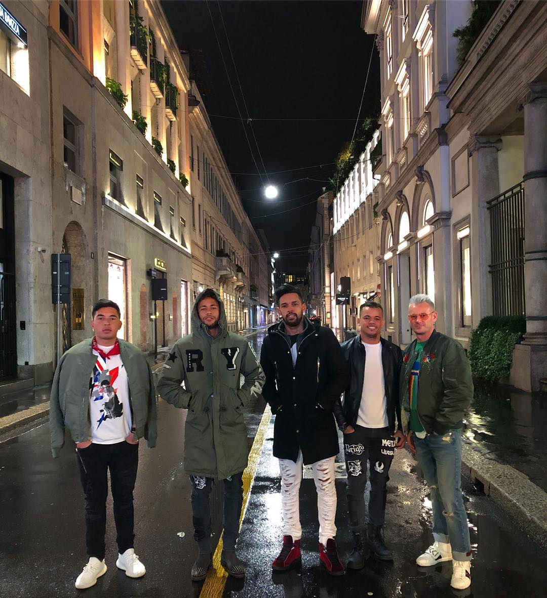 Neymar, shopping a Milano con amici