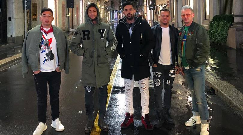 Neymar, shopping a Milano con amici