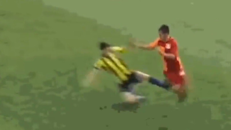 Fenerbahçe-Galatasaray U17: entrata killer a gamba tesa, solo giallo
