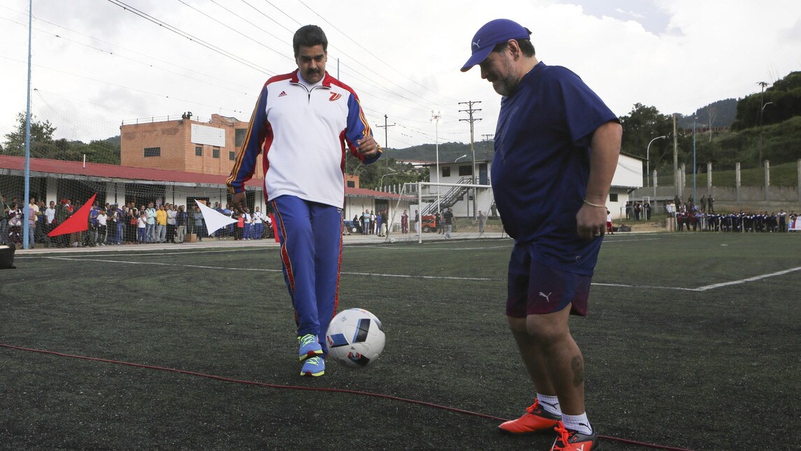 Maradona in campo con il presidente del Venezuela