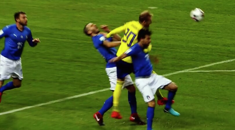 Svezia-Italia, la gomitata di Toivonen a Bonucci