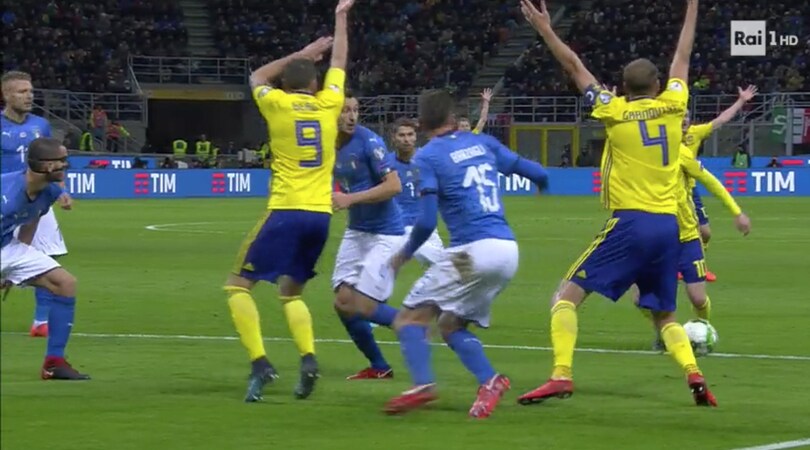 Darmian respinge con il braccio: rigore negato anche alla Svezia