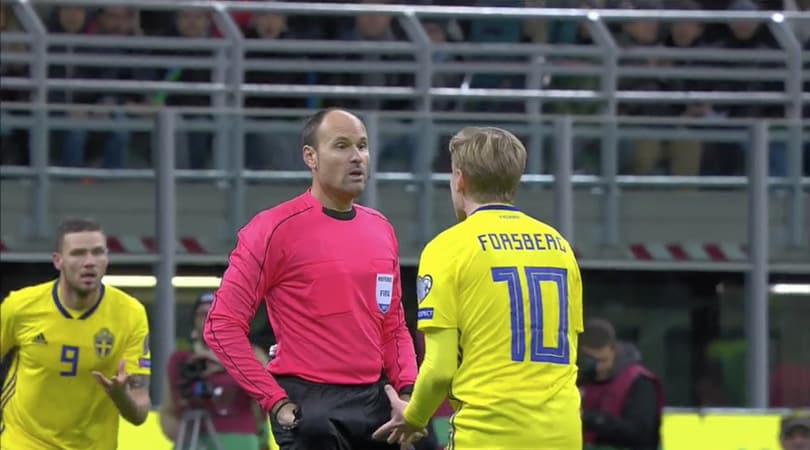 Mano di Barzagli in area, l'arbitro grazia l'Italia e ammonisce Forsberg