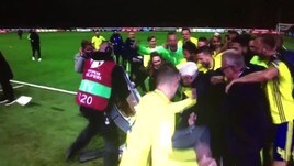 Italia-Svezia, la postazione tv distrutta dai giocatori in festa