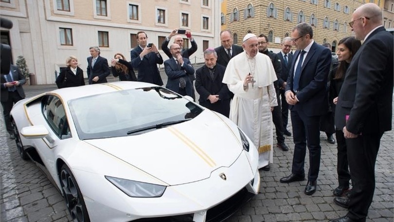 Lamborghini dona a Papa Francesco una Huracàn RWD