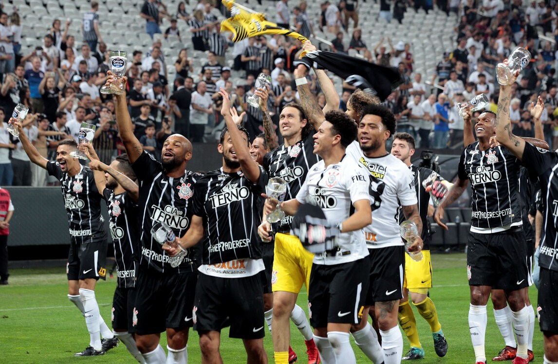 Corinthians sul tetto del Brasile: la squadra brinda in campo