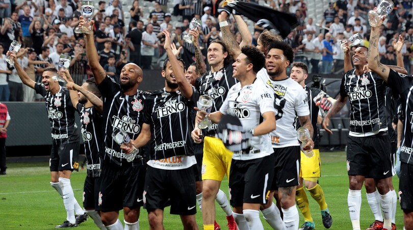 Corinthians sul tetto del Brasile: la squadra brinda in campo