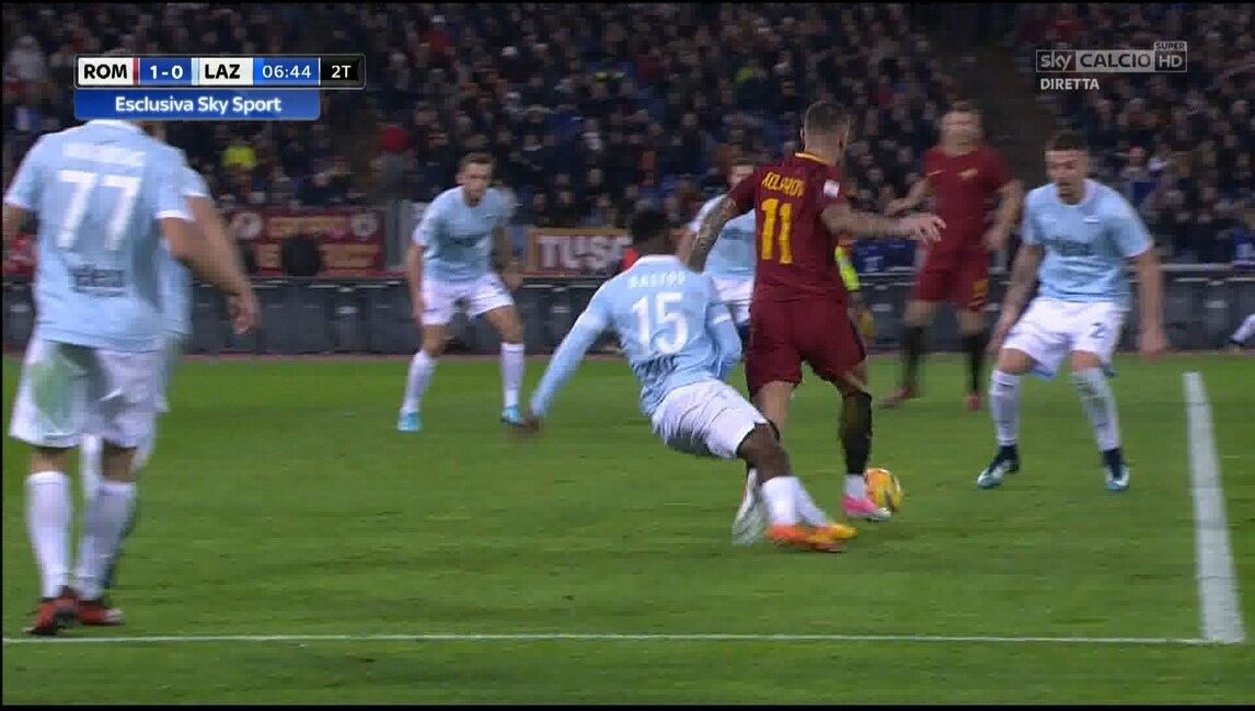 Roma-Lazio, Bastos su Kolarov: Rocchi concede il rigore