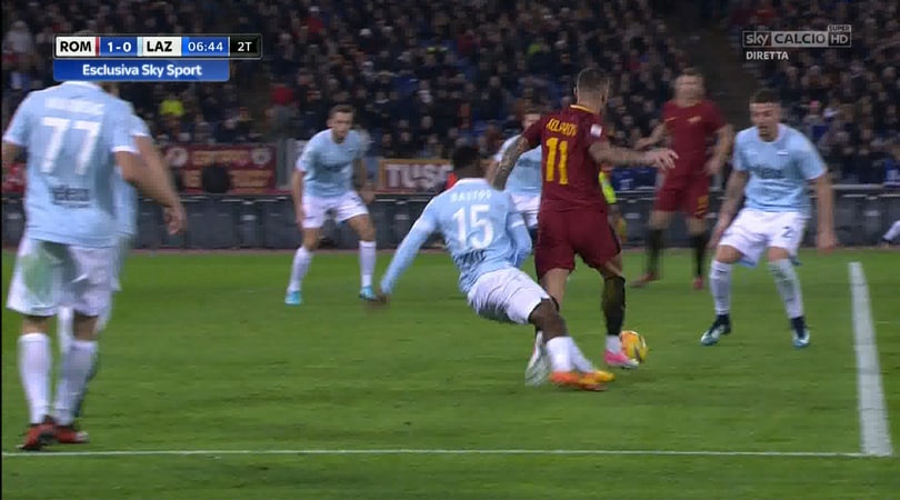 Roma-Lazio, Bastos su Kolarov: Rocchi concede il rigore