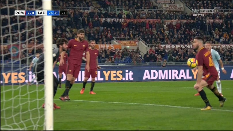 Roma-Lazio: Manolas con il braccio, Rocchi indica il dischetto