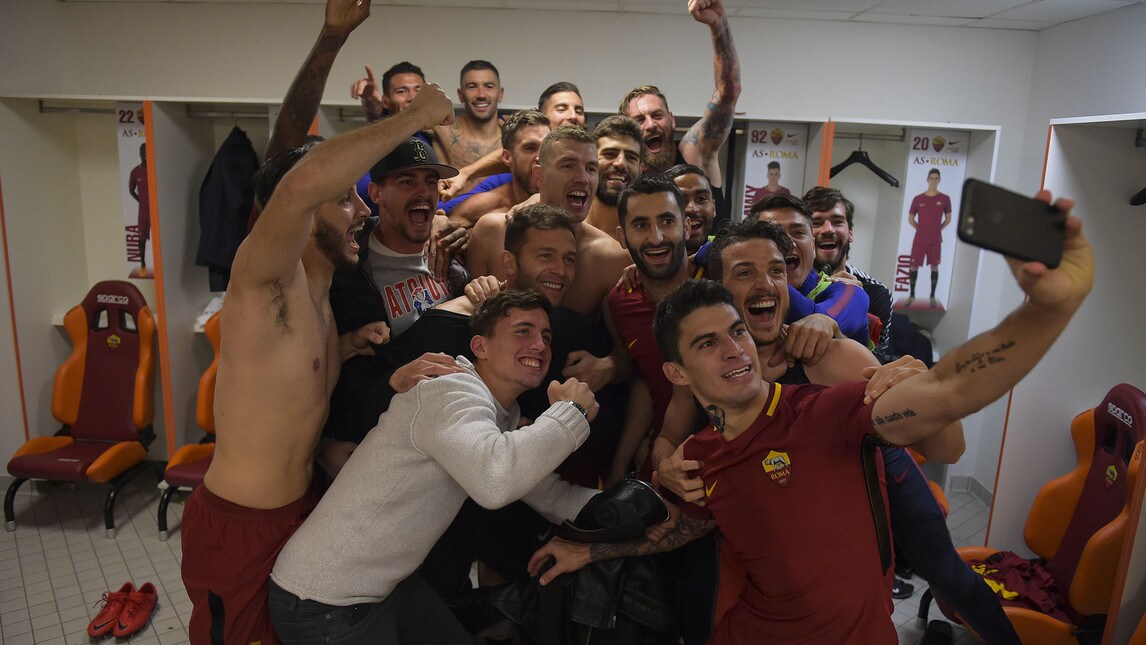 Roma scatenata nello spogliatoio: la gioia del derby in un selfie