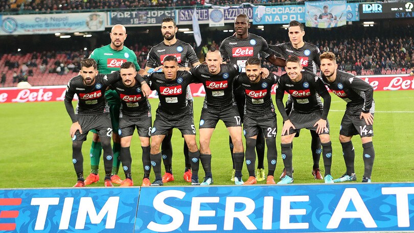Il Napoli in campo con la nuova maglia
