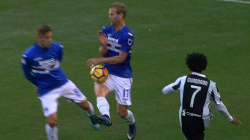 Sampdoria-Juve: tocco di mano in area di Strinic