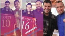 Roma, Salvatore Esposito a Trigoria: foto con Totti, De Rossi e Nainggolan