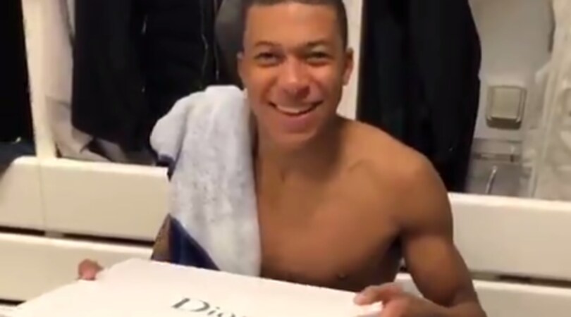 Psg, Thiago Silva nei panni di Babbo Natale: ecco il regalo a Mbappe