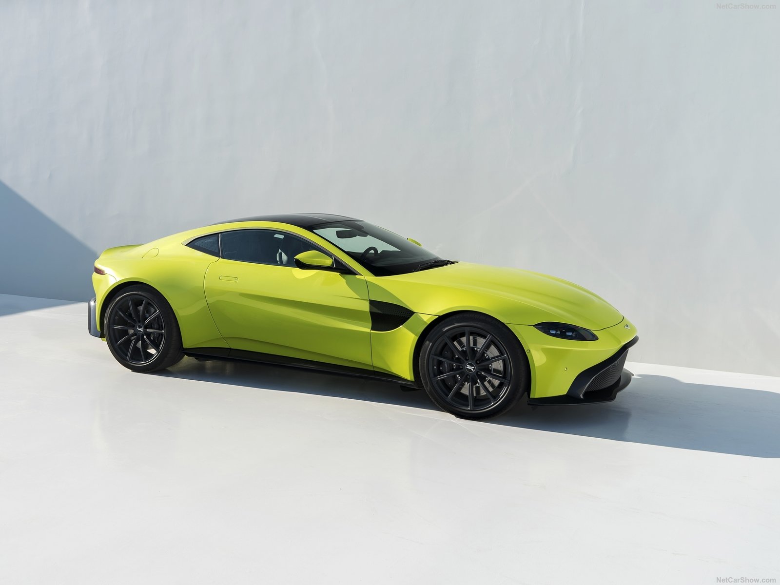 Aston Martin Vantage, eleganza e potenza british