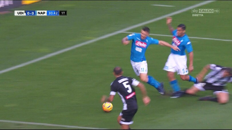 Udinese-Napoli, il fallo di Angella su Maggio