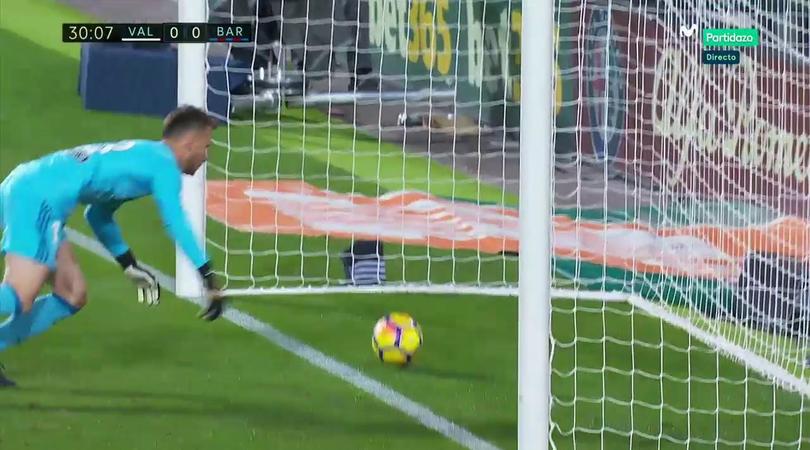 Papera di Neto, il Barça segna ma l'arbitro non vede