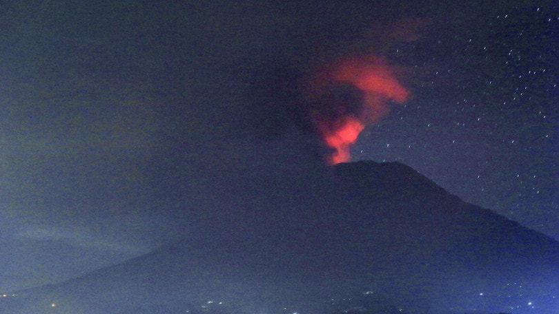 Paura a Bali per il vulcano Agung: si teme una grande eruzione