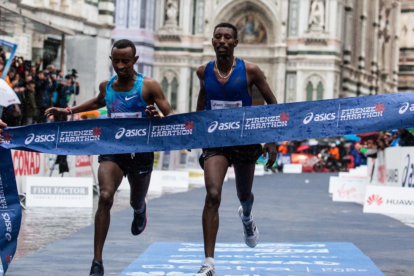 Pioggia e freddo non fermano la Firenze Marathon. Al traguardo Icardi e Borjia Valero
