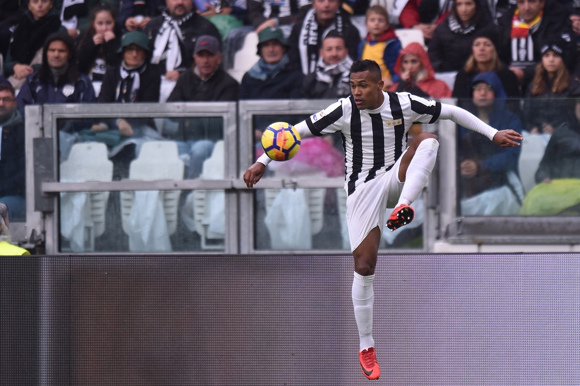 Media inglesi: «Il Manchester United punta su Alex Sandro»