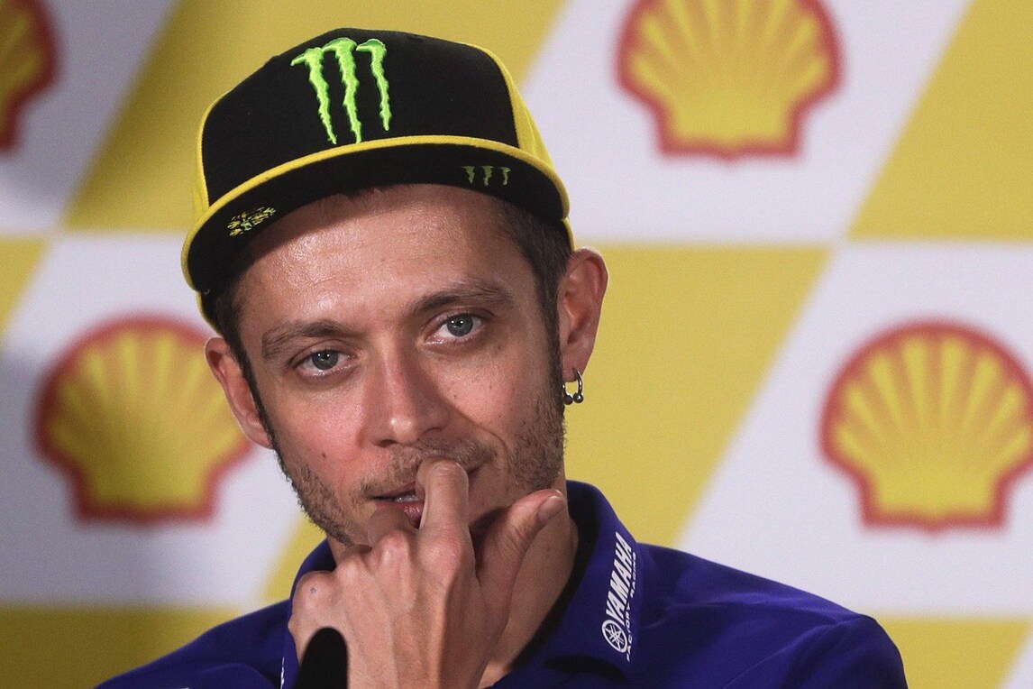 MotoGp, Rossi: «Corro a Le Mans e vado a cena con Alonso»