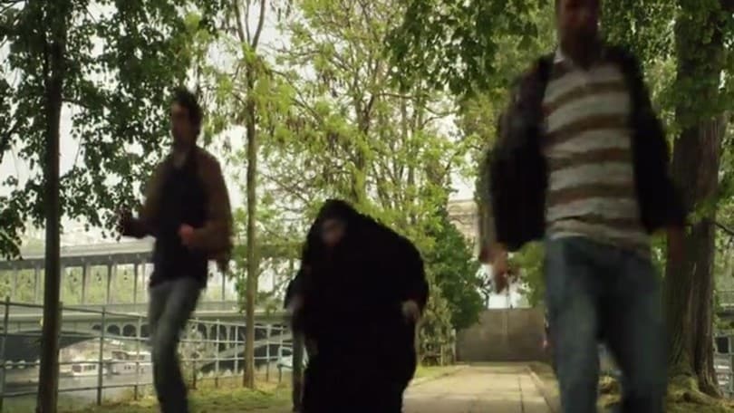 Due sotto il burqa, guarda una clip in esclusiva