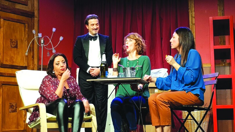 Tre stremate in scena insieme al maggiordomo
