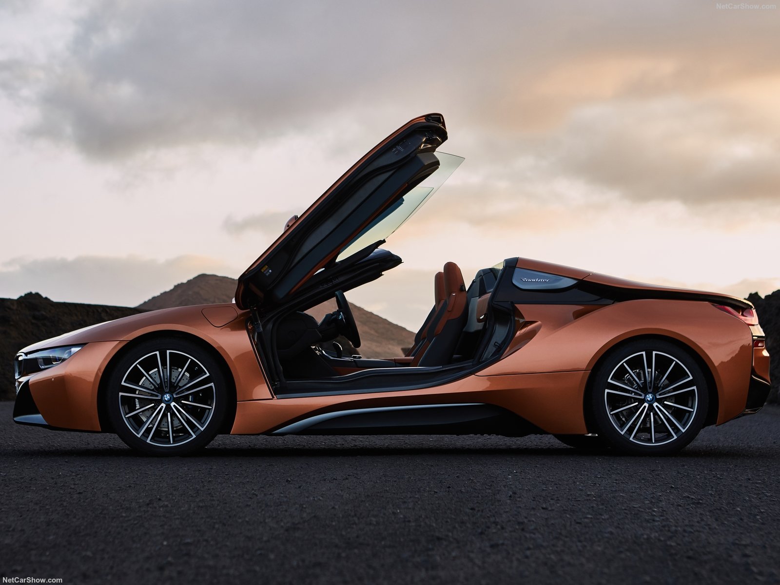 Bmw i8 Roadster, la sportiva ibrida si scopre