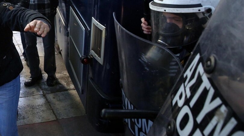 Olympiacos-Juventus, ultras greci cercano scontro: la polizia li ferma