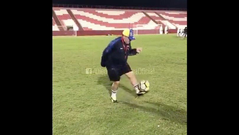 Maradona incanta: palleggi e elastico alla Rivelino