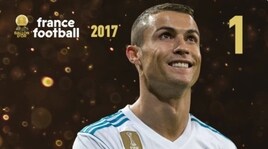 Cristiano Ronaldo alza il Pallone d'Oro, Buffon ai piedi del podio