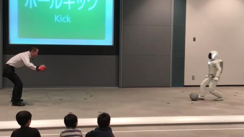 Asimo, il robot Honda che balla e gioca a calcio