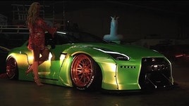 Nissan GT-R conquista l'attrice sexy