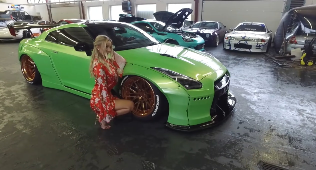 Nissan GT-R conquista anche l'attrice sexy Mareike Fox