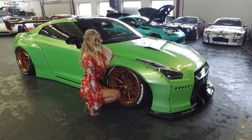 Nissan GT-R conquista anche l'attrice sexy Mareike Fox
