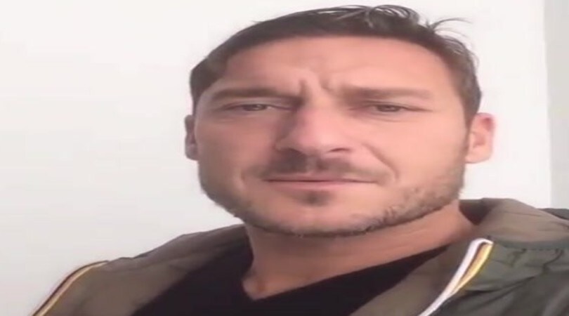 Totti e il saluto al fan che fa sorridere il web