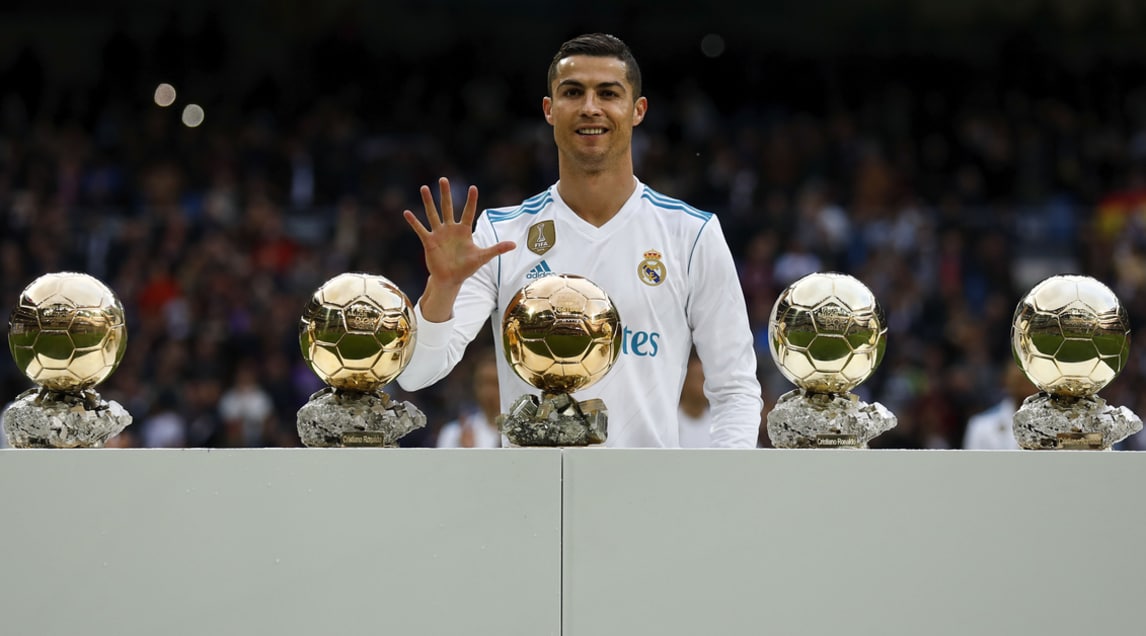 Real Madrid, Ronaldo mostra al Bernabeu i suoi 5 Palloni d'Oro
