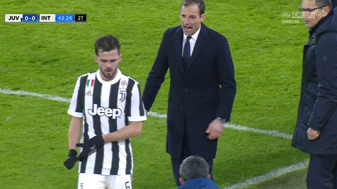 Juventus-Inter: Pjanic esce arrabbiato, Allegri non gradisce