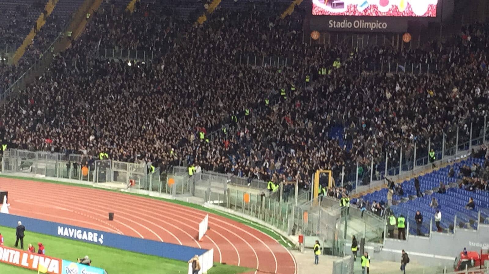 Lazio-Torino, per protesta i tifosi tolgono gli striscioni