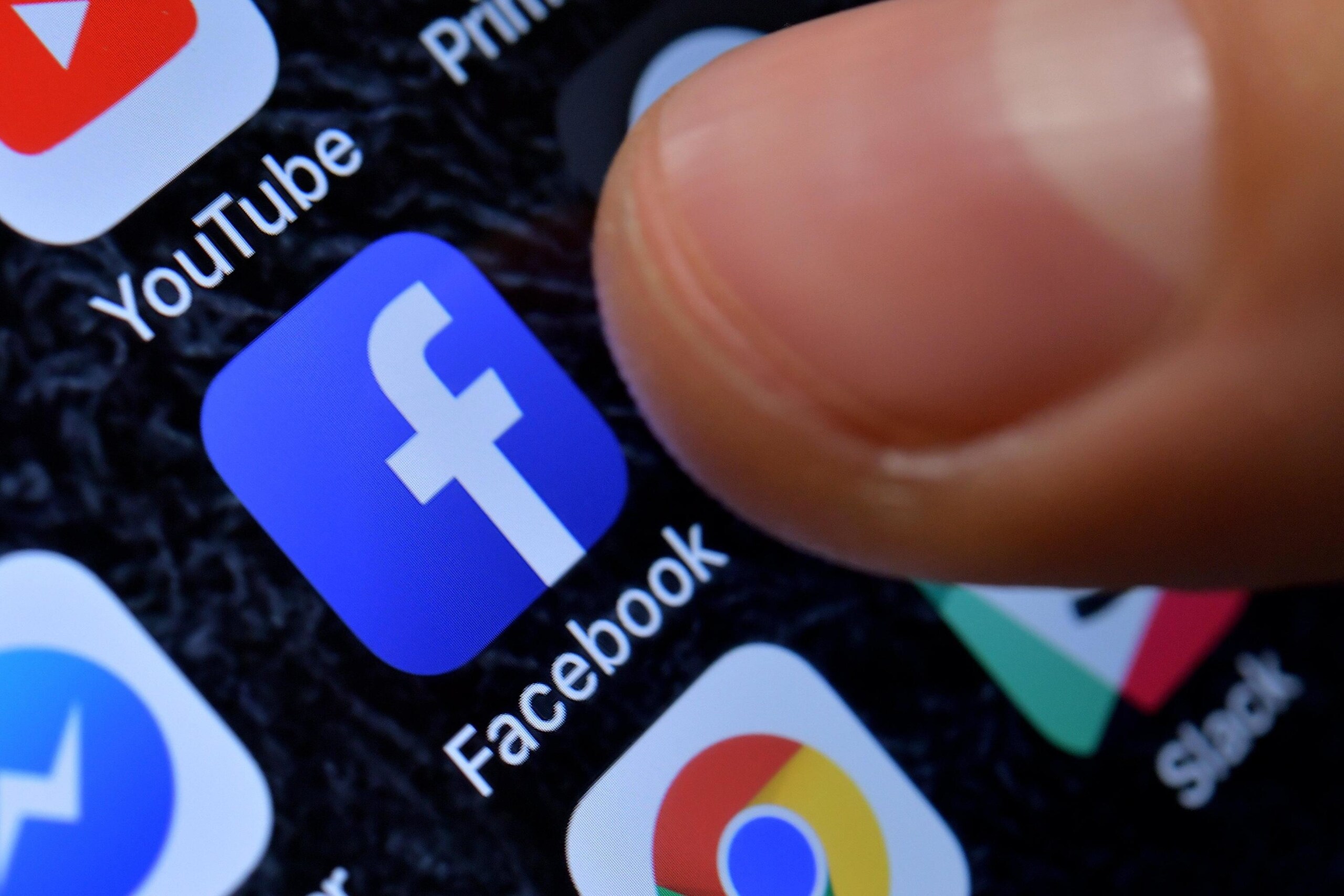 Telefono alla guida, la Commissione Bilancio gela il raddoppio delle multe