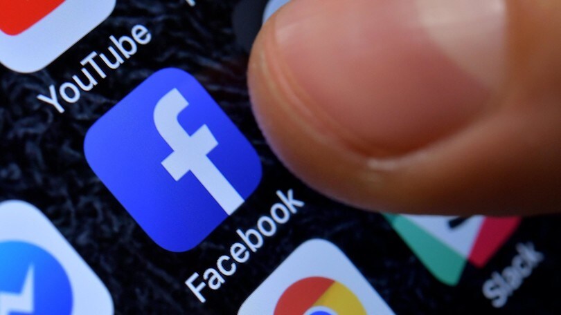 Telefono alla guida, la Commissione Bilancio gela il raddoppio delle multe
