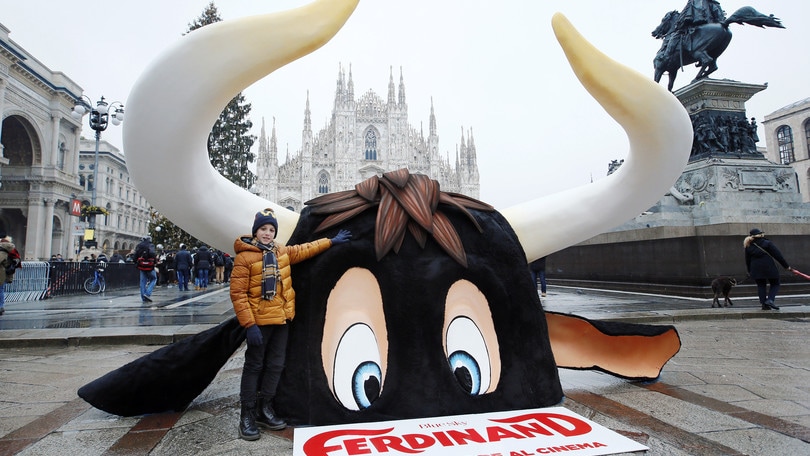 Il toro Ferdinand spunta a Piazza Duomo a Milano