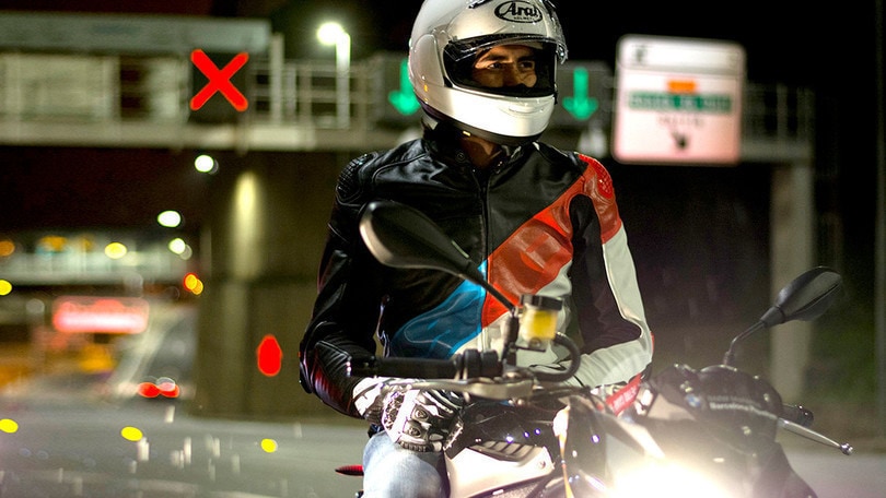 Giubbotto da moto obbligatorio: una proposta spagnola