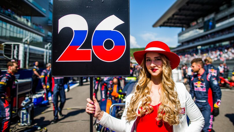 F1, il circus si spacca sulle “grid girls”