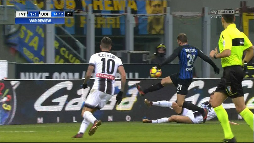 Mani di Santon, Mariani concede il rigore: Var decisivo