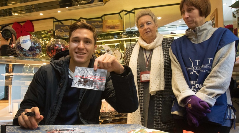 Chiesa campione di solidarietà: firma autografi per una buona causa