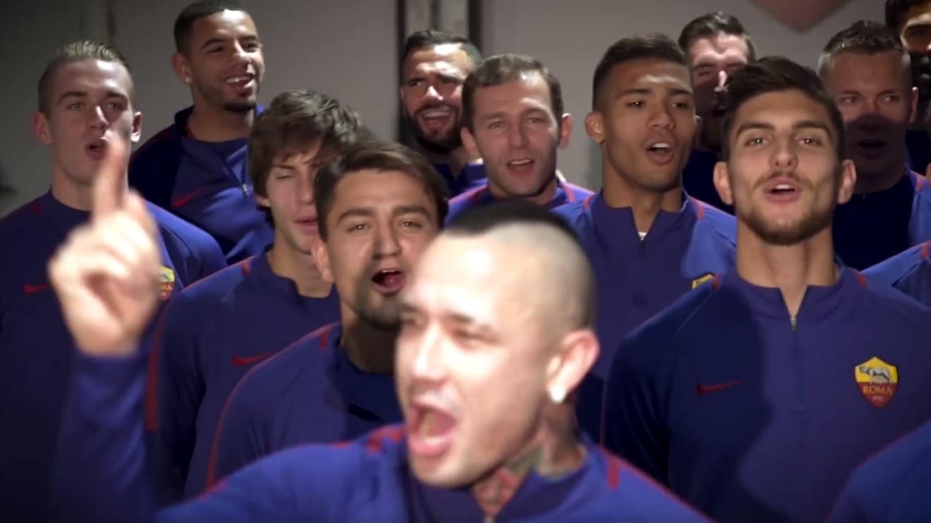 Gli auguri della Roma: i giocatori intonano il coro della Curva Sud
