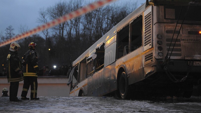 Autobus nel sottopasso della metro: 5 morti a Mosca