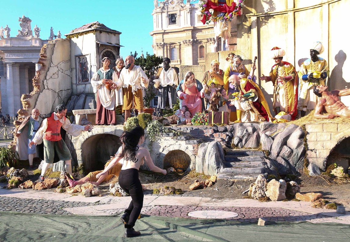 San Pietro, Femen prova a rubare il bambinello del presepe